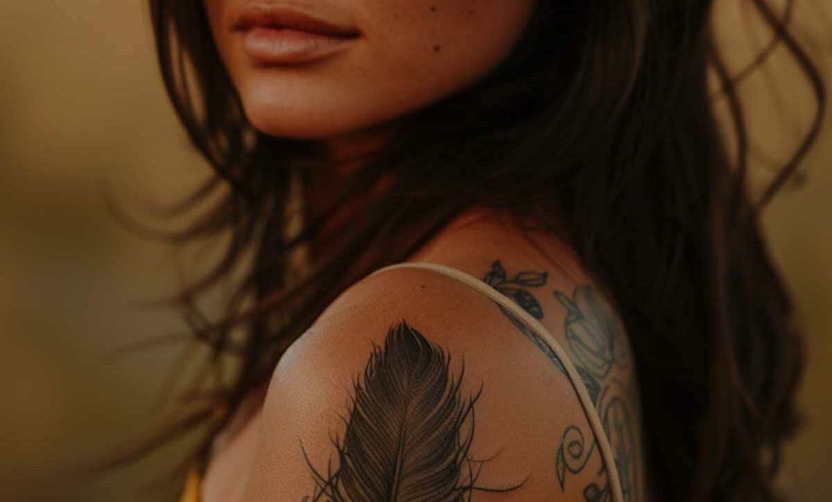Stunning Women's Feather Tattoo Ideas