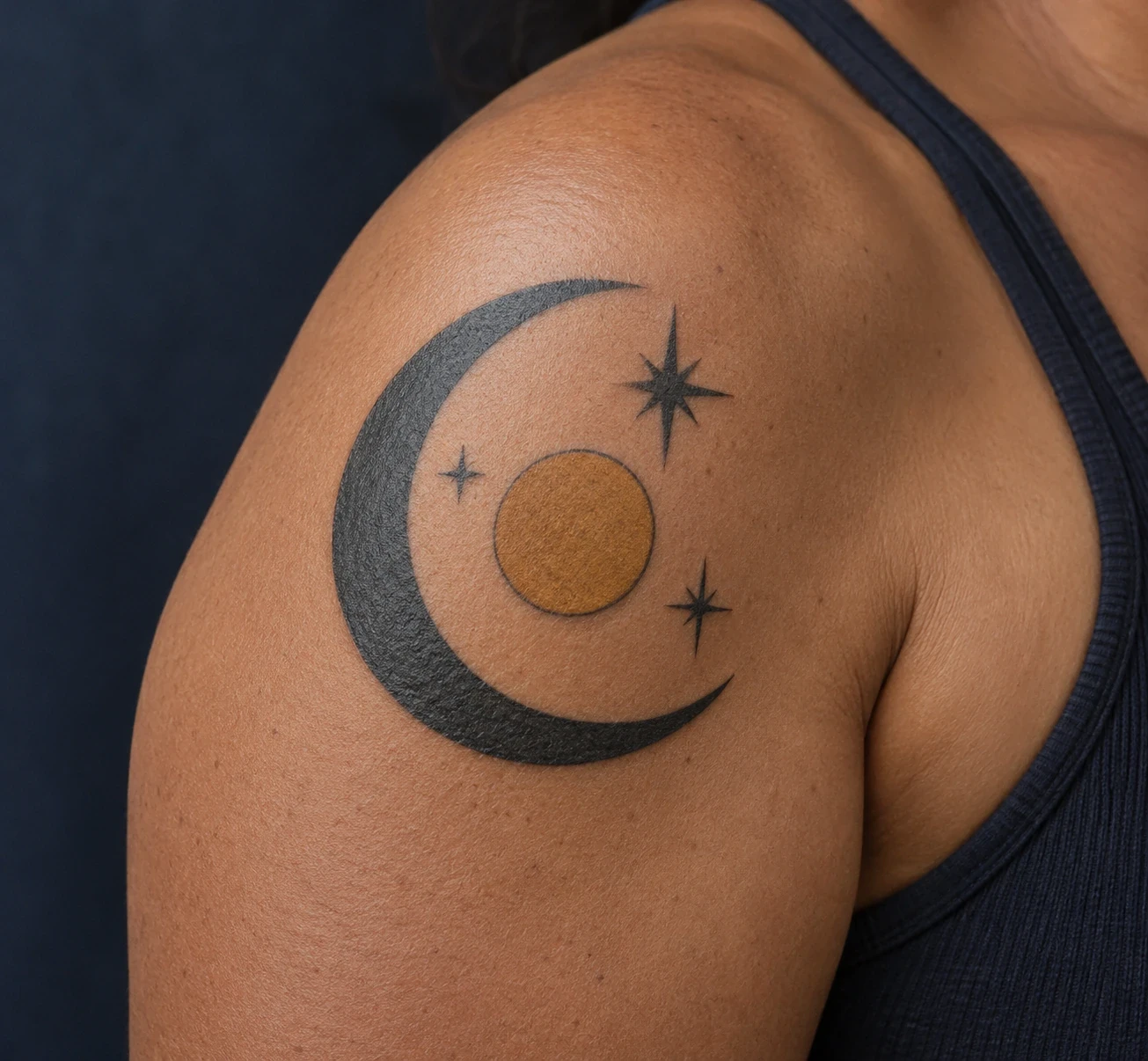 Black crescent moon with an ochre sun disk and three stars on a shoulder
